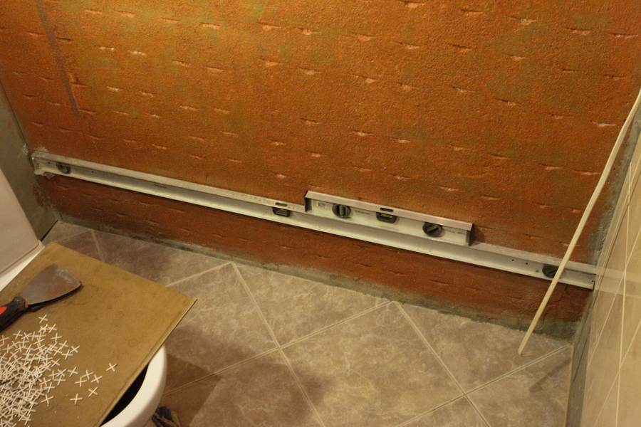 Как класть плитку на стену правильно: мастер-класс по облицовке ванной