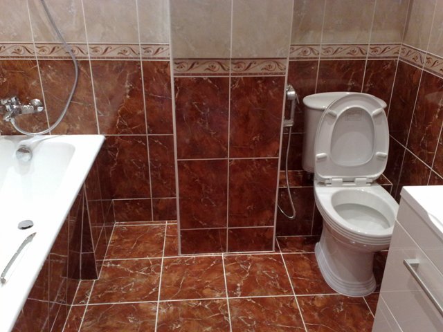 Укладка плитки в ванной комнате на стены и полы под ключ, облицовка .